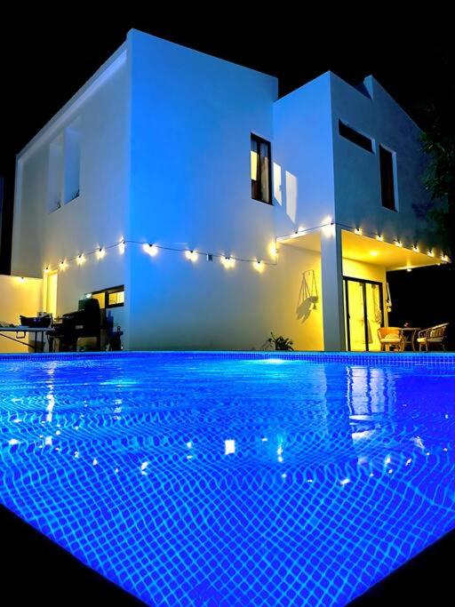 Hermosa villa de tres habitaciones con piscina