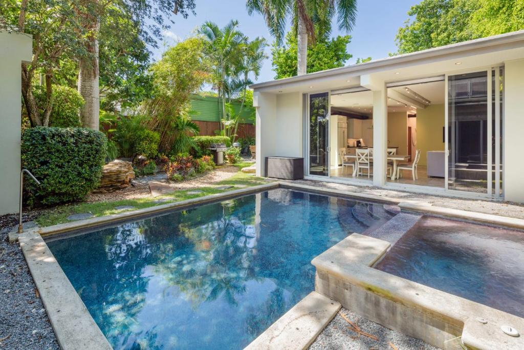 New Listing Palm Escape- Luxury Home w Pool