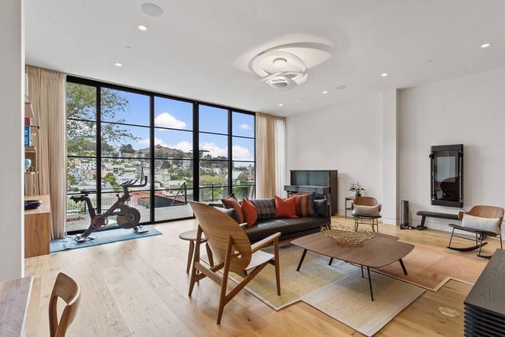 Stunning 5BR Designer Home - Luxury Living - Views