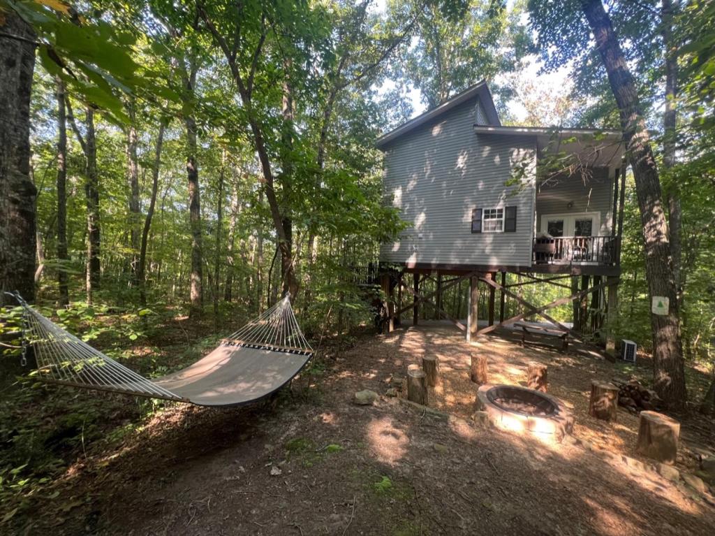 Serenity Escape Treehouse on 14 acres near Little River Canyon (Fort Payne) 