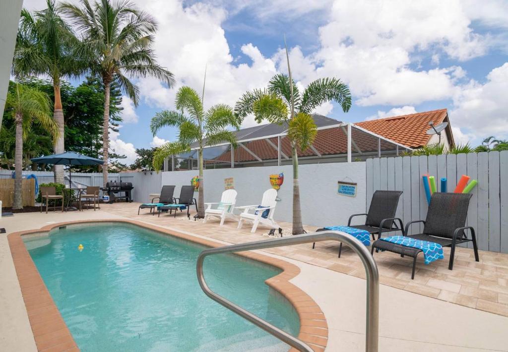 Charming Heated Pool Home - 3 miles to the Beach, Pet and Family Friendly -Available Year Round!