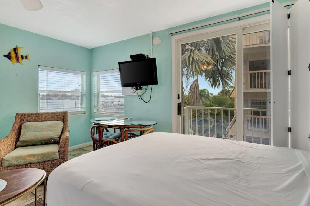 The Seashell Suite with Private Balcony and Walk to Beach