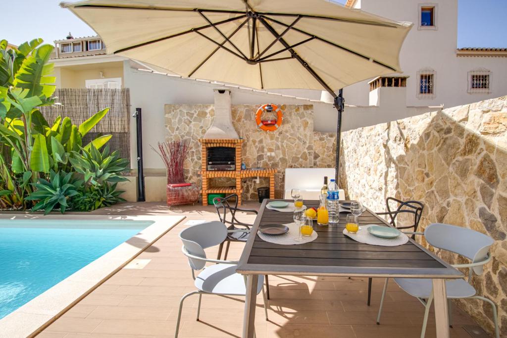 Private Deluxe 3BD Villa Pool Wi-Fi AC BBQ