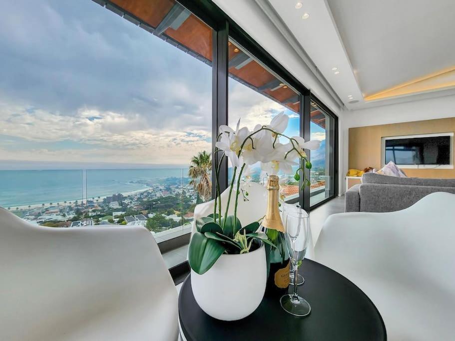 Penthouse Luxury, hot tub, Camps Bay Beach views