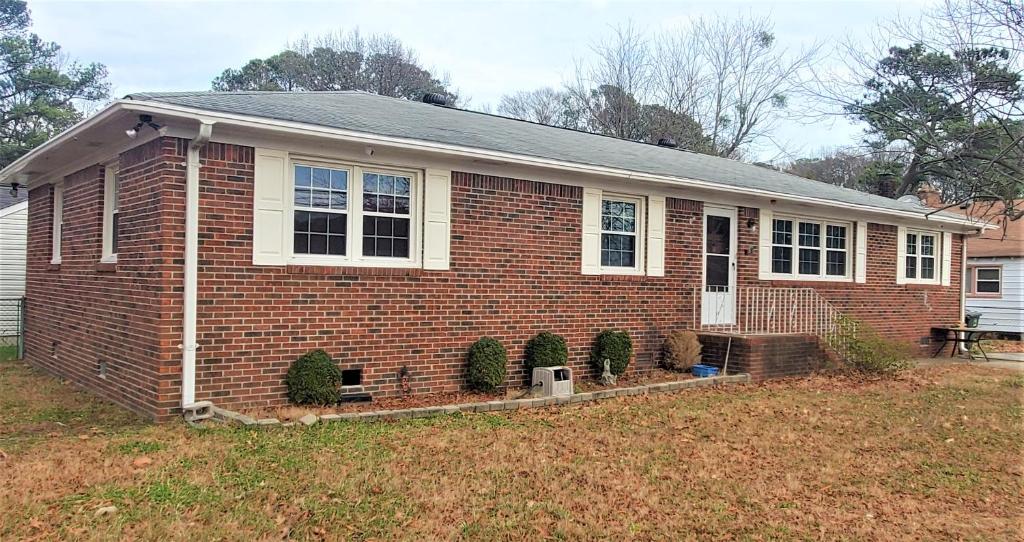 Beautiful Ranch Home Between Virginia Beach and Norfolk