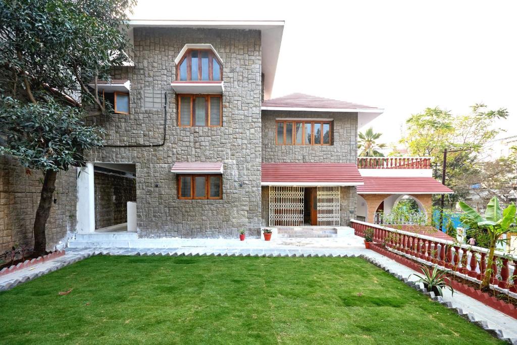 Elegant - 3BHK AC Villa with Lawn BanjaraHills HYD