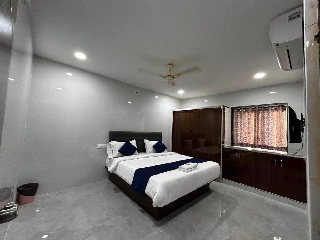 HOTEL DOLPHIN 3BHK LUXURY FLATS