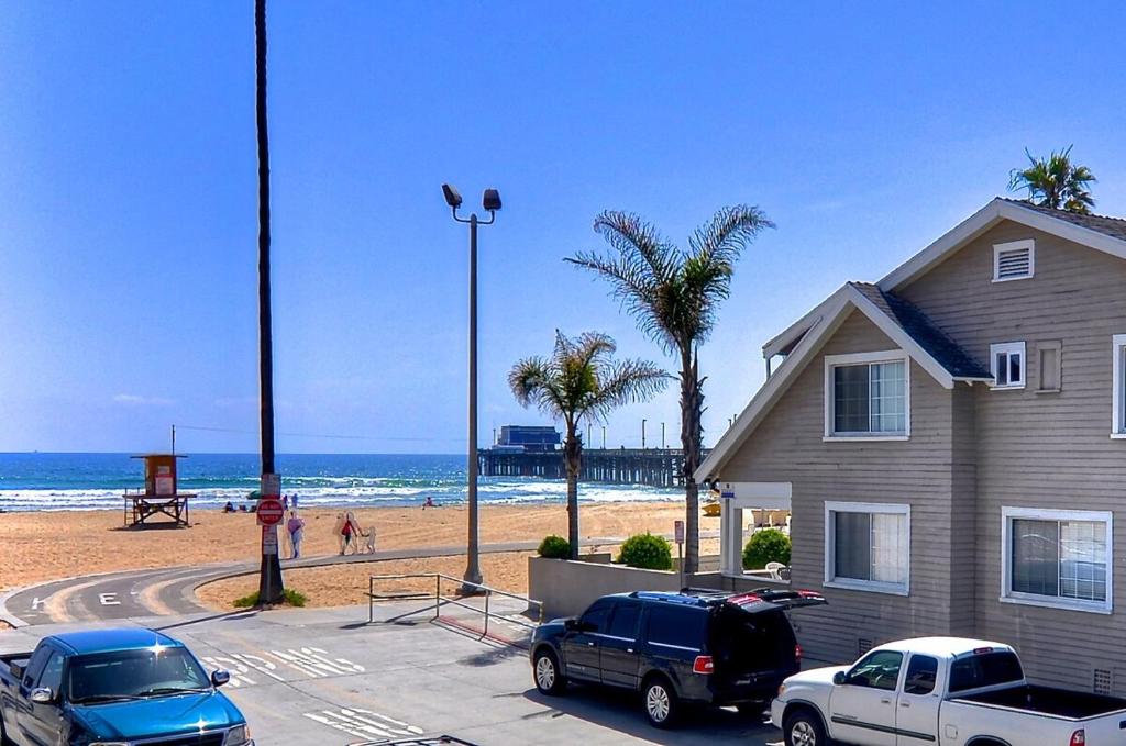 Unit B 3bd2ba Condo, Steps To The Sand & Pier!