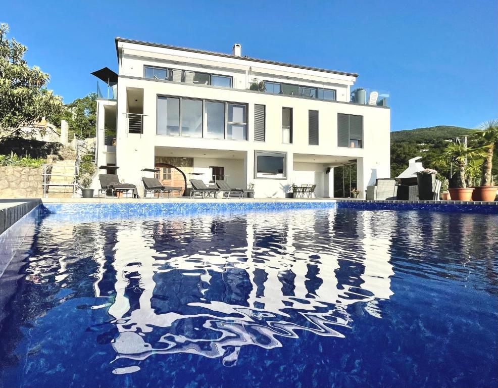 Villa White Pearl Diamond Haus B, Opatija mit Meerblick & Pool