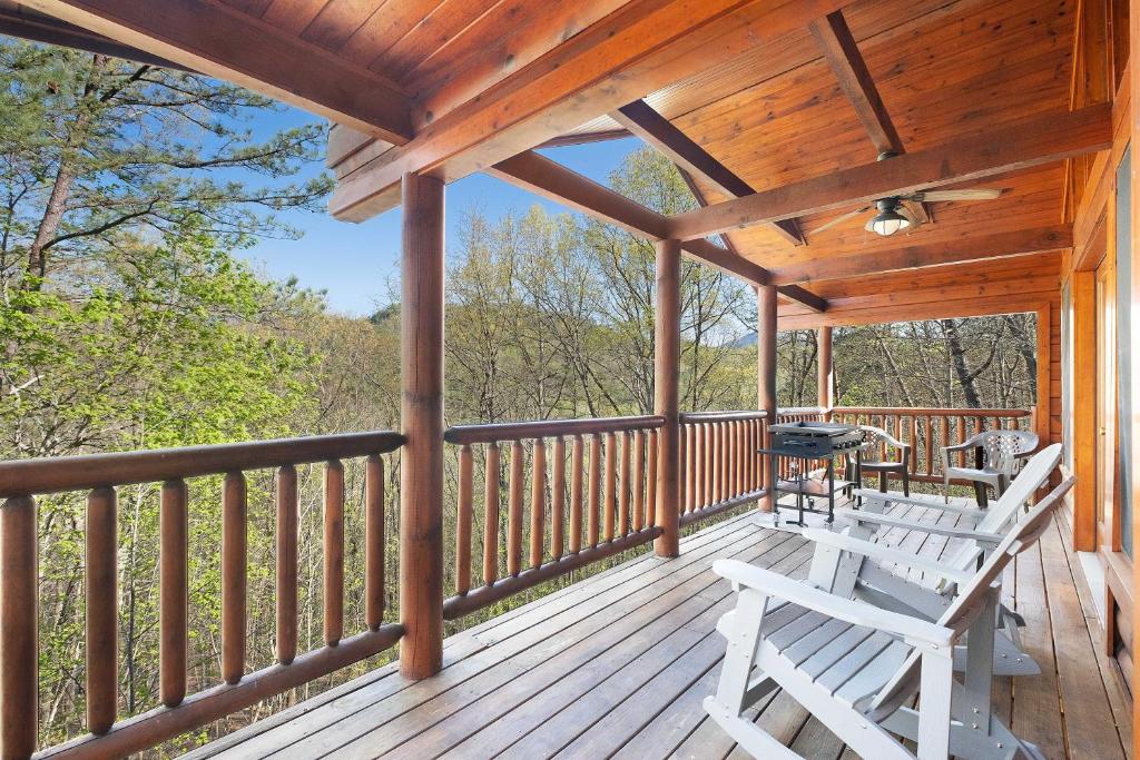 Private Smoky Mtn Log Home with 2 Decks and Hot Tub!