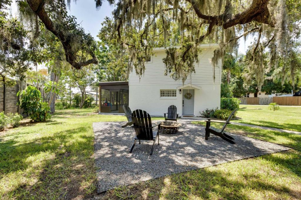 Cozy Lakefront Clermont Retreat with Fire Pit!