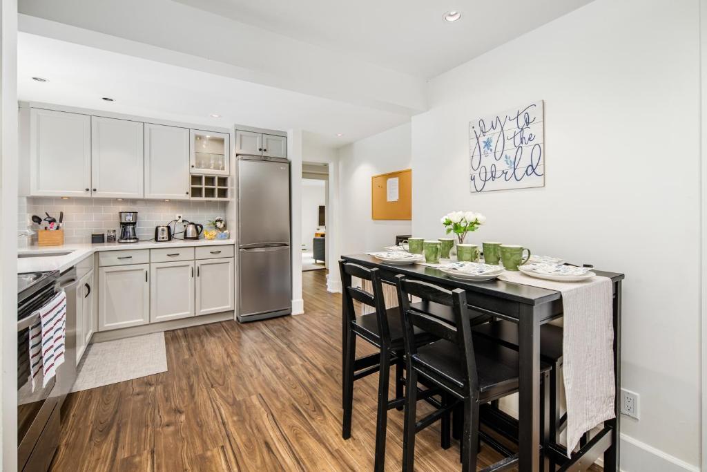 Gorgeous 4-Bedroom Garden Level Suite at Vancouver West