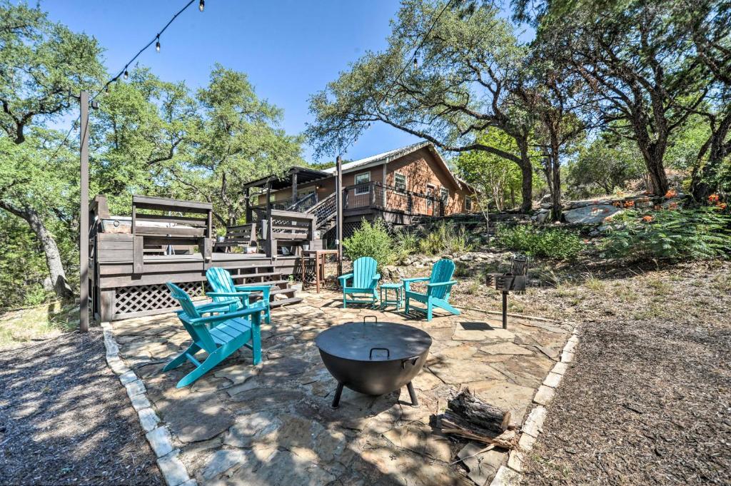 Canyon Lake Hideaway with Fire Pit and Hot Tub!