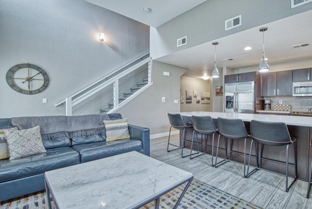 Modern Townhome near Old Town, Breweries, & River!