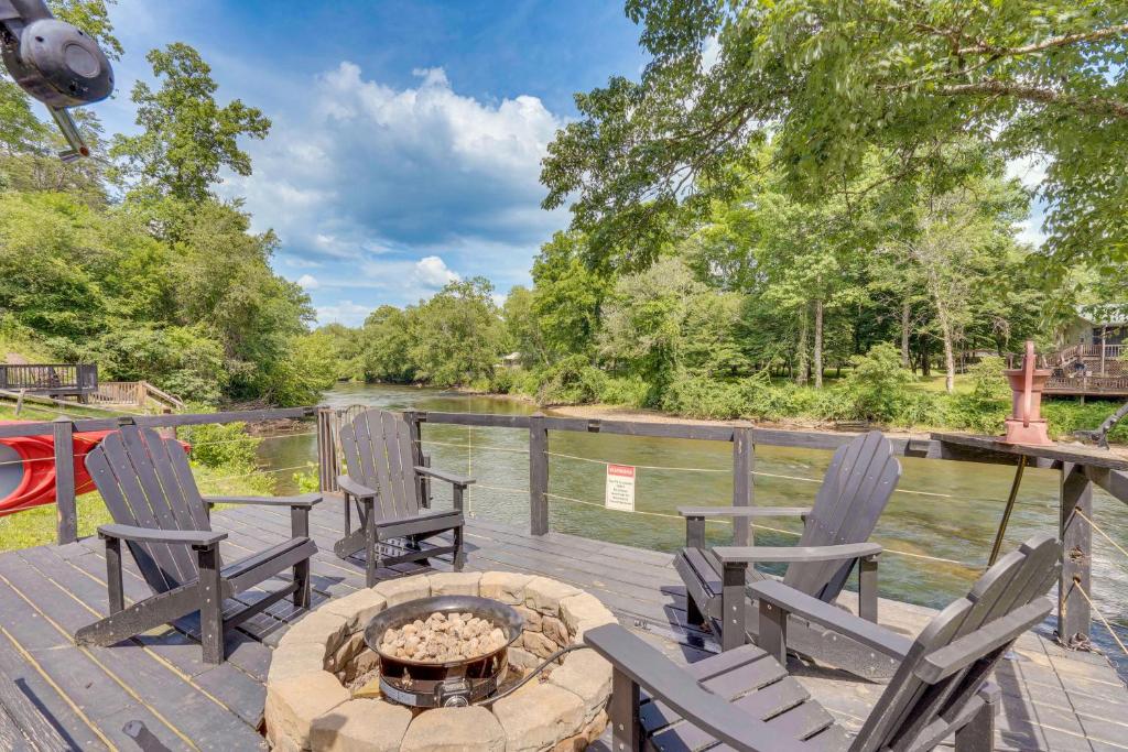 Riverfront Cabin in Murphy with Kayaks and Hot Tub!