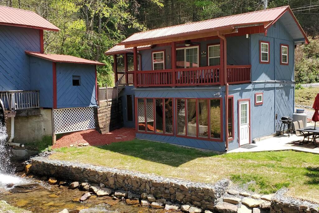 Waterwheel Cabin by the Creek