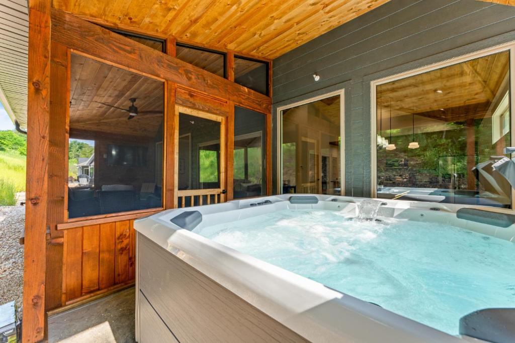 New Ozark Oasis Luxe Cabin Retreat with Hot Tub