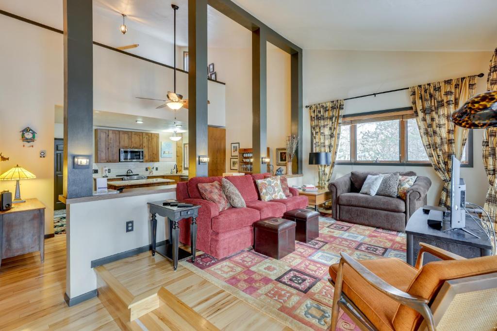 Granby Condo with Private Hot Tub Less Than 1 Mi to Ski Lift