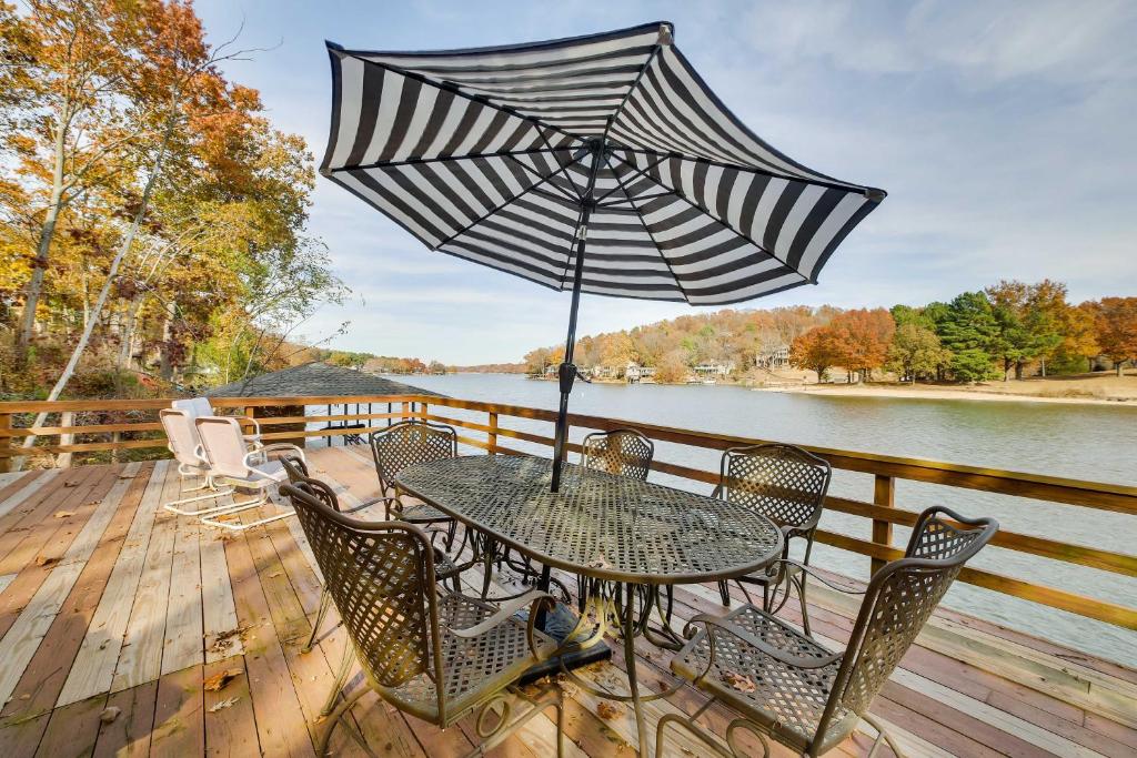 Home in Bella Vista with Deck and Lake Windsor Views!